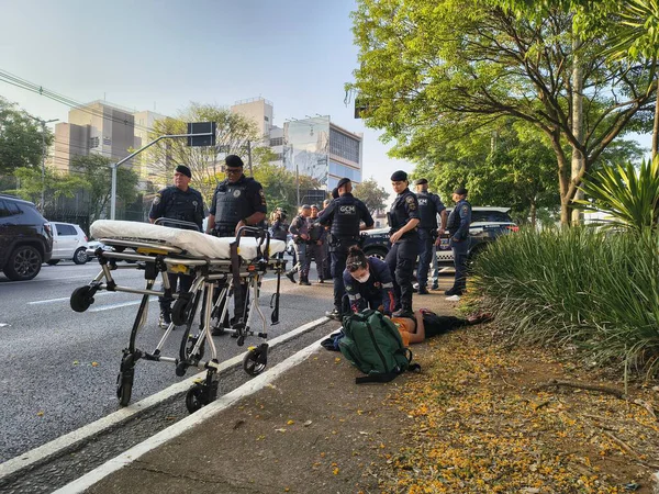 Sao Paulo (SP), 10 / 17 / 2025 - küçük / shot / soygun / sivil polis / SP - bir cep telefonu çalmak için arabanın camını kırdıktan sonra Av Tiradentes 'e ateş edildi. Şoför, sivil polis memuru, tepki göstererek onu vurdu, olay kaydedildi (Oslaim Brito / Thenews2)