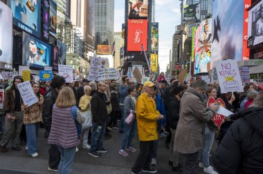 18 Ekim 2025, New York, New York, ABD: İnsanlar 18 Ekim 2025 'te New York' ta Manhattan 'da Kralsız Protesto' ya katıldılar. (M10 'lar\ yeni 2ler))                     