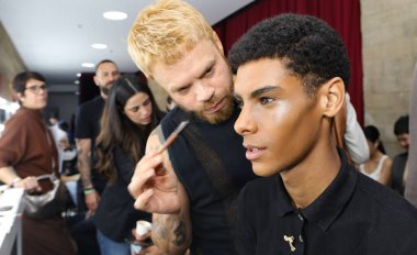 Sao Paulo (SP), 10 / 18 / 2025 - Sao Paulo Moda Haftası 'nda Alexandre Herchcovitch' in Güzelliği - SPFW N60, Pacubra 'da, Sao Paulo' daki Belediye Tiyatrosu 'nun prova odasında. (Milene Cardoso 2.)   