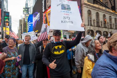 18 Ekim 2025, New York, New York, ABD: İnsanlar 18 Ekim 2025 'te New York' ta Manhattan 'da Kralsız Protesto' ya katıldılar. (M10 'lar\ yeni 2ler))                     