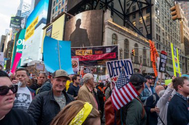 18 Ekim 2025, New York, New York, ABD: İnsanlar 18 Ekim 2025 'te New York' ta Manhattan 'da Kralsız Protesto' ya katıldılar. (M10 'lar\ yeni 2ler))                     