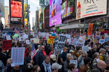 18 Ekim 2025, New York, New York, ABD: İnsanlar 18 Ekim 2025 'te New York' ta Manhattan 'da Kralsız Protesto' ya katıldılar. (M10 'lar\ yeni 2ler))                     