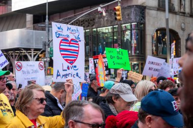 18 Ekim 2025, New York, New York, ABD: İnsanlar 18 Ekim 2025 'te New York' ta Manhattan 'da Kralsız Protesto' ya katıldılar. (M10 'lar\ yeni 2ler))                     