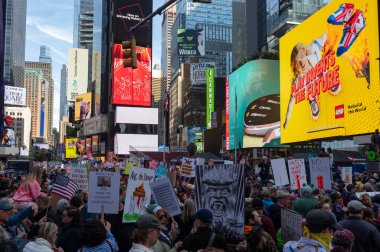 18 Ekim 2025, New York, New York, ABD: İnsanlar 18 Ekim 2025 'te New York' ta Manhattan 'da Kralsız Protesto' ya katıldılar. (M10 'lar\ yeni 2ler))                     