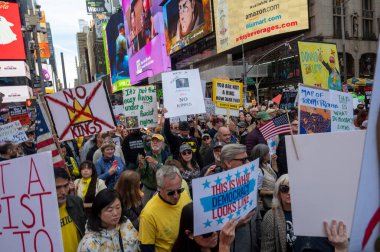 18 Ekim 2025, New York, New York, ABD: İnsanlar 18 Ekim 2025 'te New York' ta Manhattan 'da Kralsız Protesto' ya katıldılar. (M10 'lar\ yeni 2ler))                     