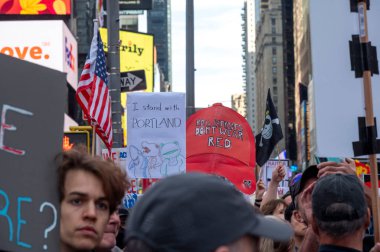 18 Ekim 2025, New York, New York, ABD: İnsanlar 18 Ekim 2025 'te New York' ta Manhattan 'da Kralsız Protesto' ya katıldılar. (M10 'lar\ yeni 2ler))                     