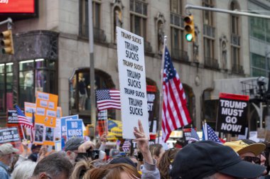 18 Ekim 2025, New York, New York, ABD: İnsanlar 18 Ekim 2025 'te New York' ta Manhattan 'da Kralsız Protesto' ya katıldılar. (M10 'lar\ yeni 2ler))                     