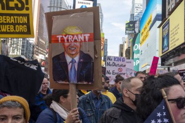 18 Ekim 2025, New York, New York, ABD: İnsanlar 18 Ekim 2025 'te New York' ta Manhattan 'da Kralsız Protesto' ya katıldılar. (M10 'lar\ yeni 2ler))                     