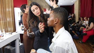 Sao Paulo (SP), 10 / 18 / 2025 - Sao Paulo Moda Haftası 'nda Alexandre Herchcovitch' in Güzelliği - SPFW N60, Pacubra 'da, Sao Paulo' daki Belediye Tiyatrosu 'nun prova odasında. (Milene Cardoso 2.)   