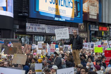 18 Ekim 2025, New York, New York, ABD: İnsanlar 18 Ekim 2025 'te New York' ta Manhattan 'da Kralsız Protesto' ya katıldılar. (M10 'lar\ yeni 2ler))                     