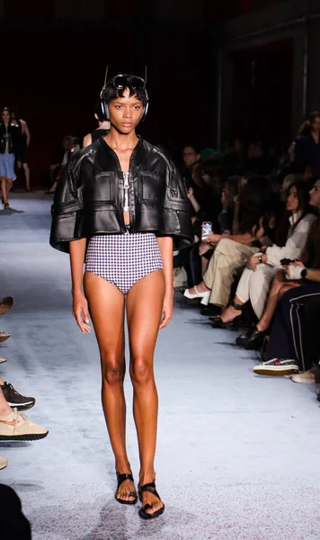 Sao Paulo (SP) - 10 / 18 / 2025 - Alexandre Herchcovitch moda gösterisi Sao Paulo Moda Haftası - SPFW N60, Sao Paulo Belediye Tiyatrosu 'nun prova odasında, 18 Ekim 2025. (Milene Cardoso / Newws2)            