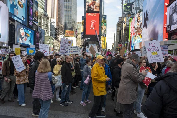 18 Ekim 2025, New York, New York, ABD: İnsanlar 18 Ekim 2025 'te New York' ta Manhattan 'da Kralsız Protesto' ya katıldılar. (M10 'lar\ yeni 2ler))                     