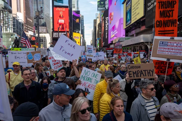 18 Ekim 2025, New York, New York, ABD: İnsanlar 18 Ekim 2025 'te New York' ta Manhattan 'da Kralsız Protesto' ya katıldılar. (M10 'lar\ yeni 2ler))                     