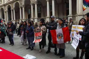 Milan (İtalya), 10 / 19 / 2025 - Peru halkının 19 Ekim 2025 Pazar günü öğleden sonra, eski Peru cumhurbaşkanı Pedro Castillo 'nun serbest bırakılması için Milano' nun merkezinde düzenlenen gösteri. (Edson de souza 2nci bölüm))     