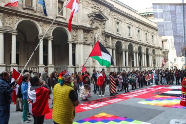 Milan (İtalya), 10 / 19 / 2025 - Peru halkının 19 Ekim 2025 Pazar günü öğleden sonra, eski Peru cumhurbaşkanı Pedro Castillo 'nun serbest bırakılması için Milano' nun merkezinde düzenlenen gösteri. (Edson de souza 2nci bölüm))     
