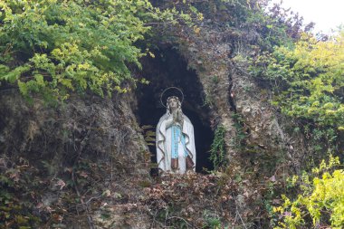 Milan (İtalya), 19 Ekim 2025 - Din / Yüzyıl / Kilise - Santa Maria di Lourdes Kilisesi, Milano 'daki Ambrosya ayinine bağlı Katolik bir ibadethanedir. 12 (Edson de souza\ thews2)