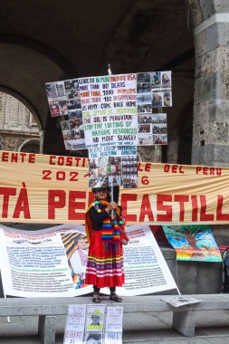 Milan (İtalya), 10 / 19 / 2025 - Peru halkının 19 Ekim 2025 Pazar günü öğleden sonra, eski Peru cumhurbaşkanı Pedro Castillo 'nun serbest bırakılması için Milano' nun merkezinde düzenlenen gösteri. (Edson de souza 2nci bölüm))     