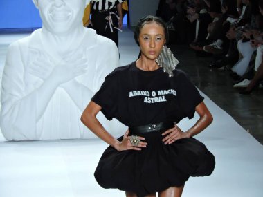 Sao Paulo (SP), 10 / 18 / 2025 - moda / şovlar / SPFW / N60 - Sao Paulo Moda Haftası N60 'ta Sao Paulubra, Ibirapuera, Sao Paulo' da Luciana Gimenez ve samba okulu davulcularının katılımıyla LED marka gösterisi, 19 Ekim 2025 (leandro chemalle / thenews2)