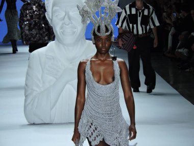 Sao Paulo (SP), 10 / 18 / 2025 - moda / şovlar / SPFW / N60 - Sao Paulo Moda Haftası N60 'ta Sao Paulubra, Ibirapuera, Sao Paulo' da Luciana Gimenez ve samba okulu davulcularının katılımıyla LED marka gösterisi, 19 Ekim 2025 (leandro chemalle / thenews2)