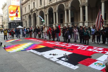Milan (İtalya), 10 / 19 / 2025 - Peru halkının 19 Ekim 2025 Pazar günü öğleden sonra, eski Peru cumhurbaşkanı Pedro Castillo 'nun serbest bırakılması için Milano' nun merkezinde düzenlenen gösteri. (Edson de souza 2nci bölüm))     