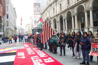 Milan (İtalya), 10 / 19 / 2025 - Peru halkının 19 Ekim 2025 Pazar günü öğleden sonra, eski Peru cumhurbaşkanı Pedro Castillo 'nun serbest bırakılması için Milano' nun merkezinde düzenlenen gösteri. (Edson de souza 2nci bölüm))     