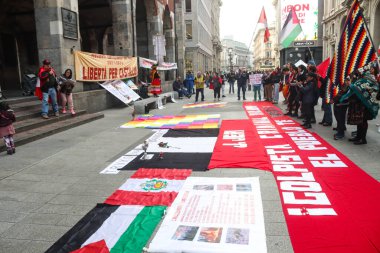 Milan (İtalya), 10 / 19 / 2025 - Peru halkının 19 Ekim 2025 Pazar günü öğleden sonra, eski Peru cumhurbaşkanı Pedro Castillo 'nun serbest bırakılması için Milano' nun merkezinde düzenlenen gösteri. (Edson de souza 2nci bölüm))     