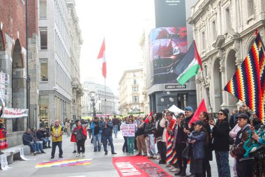 Milan (İtalya), 10 / 19 / 2025 - Peru halkının 19 Ekim 2025 Pazar günü öğleden sonra, eski Peru cumhurbaşkanı Pedro Castillo 'nun serbest bırakılması için Milano' nun merkezinde düzenlenen gösteri. (Edson de souza 2nci bölüm))     