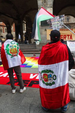 Milan (İtalya), 10 / 19 / 2025 - Peru halkının 19 Ekim 2025 Pazar günü öğleden sonra, eski Peru cumhurbaşkanı Pedro Castillo 'nun serbest bırakılması için Milano' nun merkezinde düzenlenen gösteri. (Edson de souza 2nci bölüm))     