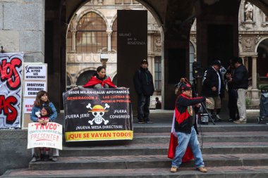 Milan (İtalya), 10 / 19 / 2025 - Peru halkının 19 Ekim 2025 Pazar günü öğleden sonra, eski Peru cumhurbaşkanı Pedro Castillo 'nun serbest bırakılması için Milano' nun merkezinde düzenlenen gösteri. (Edson de souza 2nci bölüm))     