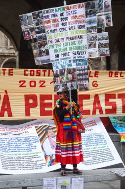 Milan (İtalya), 10 / 19 / 2025 - Peru halkının 19 Ekim 2025 Pazar günü öğleden sonra, eski Peru cumhurbaşkanı Pedro Castillo 'nun serbest bırakılması için Milano' nun merkezinde düzenlenen gösteri. (Edson de souza 2nci bölüm))     