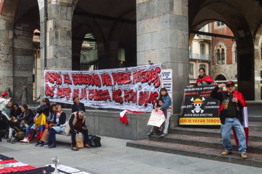 Milan (İtalya), 10 / 19 / 2025 - Peru halkının 19 Ekim 2025 Pazar günü öğleden sonra, eski Peru cumhurbaşkanı Pedro Castillo 'nun serbest bırakılması için Milano' nun merkezinde düzenlenen gösteri. (Edson de souza 2nci bölüm))     