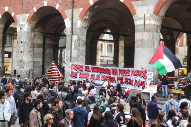 Milan (İtalya), 10 / 19 / 2025 - Peru halkının 19 Ekim 2025 Pazar günü öğleden sonra, eski Peru cumhurbaşkanı Pedro Castillo 'nun serbest bırakılması için Milano' nun merkezinde düzenlenen gösteri. (Edson de souza 2nci bölüm))     