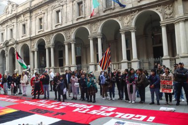 Milan (İtalya), 10 / 19 / 2025 - Peru halkının 19 Ekim 2025 Pazar günü öğleden sonra, eski Peru cumhurbaşkanı Pedro Castillo 'nun serbest bırakılması için Milano' nun merkezinde düzenlenen gösteri. (Edson de souza 2nci bölüm))     