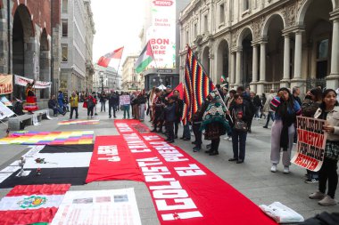 Milan (İtalya), 10 / 19 / 2025 - Peru halkının 19 Ekim 2025 Pazar günü öğleden sonra, eski Peru cumhurbaşkanı Pedro Castillo 'nun serbest bırakılması için Milano' nun merkezinde düzenlenen gösteri. (Edson de souza 2nci bölüm))     