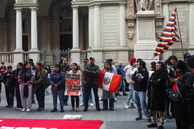 Milan (İtalya), 10 / 19 / 2025 - Peru halkının 19 Ekim 2025 Pazar günü öğleden sonra, eski Peru cumhurbaşkanı Pedro Castillo 'nun serbest bırakılması için Milano' nun merkezinde düzenlenen gösteri. (Edson de souza 2nci bölüm))     