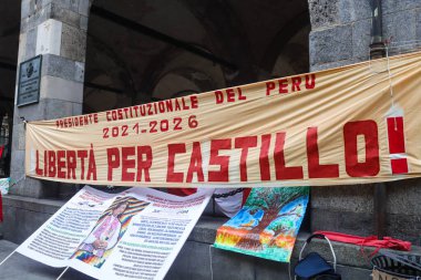 Milan (İtalya), 10 / 19 / 2025 - Peru halkının 19 Ekim 2025 Pazar günü öğleden sonra, eski Peru cumhurbaşkanı Pedro Castillo 'nun serbest bırakılması için Milano' nun merkezinde düzenlenen gösteri. (Edson de souza 2nci bölüm))     