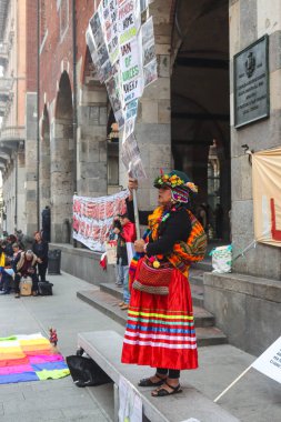 Milan (İtalya), 10 / 19 / 2025 - Peru halkının 19 Ekim 2025 Pazar günü öğleden sonra, eski Peru cumhurbaşkanı Pedro Castillo 'nun serbest bırakılması için Milano' nun merkezinde düzenlenen gösteri. (Edson de souza 2nci bölüm))     