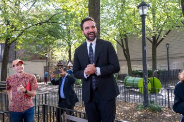 (NYC Demokratik New York Belediye Başkanı adayı Zohran Mamdani, New York Müslüman Demokratik Kulübü tarafından Astoria 'da düzenlenen bir soruşturmada gönüllülere bir konuşma yaptı. 19 Ekim 2025, New York, ABD (m10 / Thenews2) 