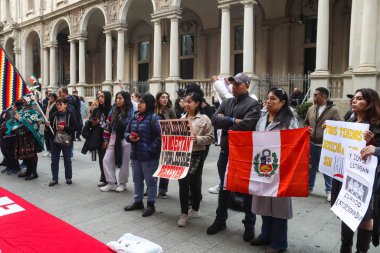 Milan (İtalya), 10 / 19 / 2025 - Peru halkının 19 Ekim 2025 Pazar günü öğleden sonra, eski Peru cumhurbaşkanı Pedro Castillo 'nun serbest bırakılması için Milano' nun merkezinde düzenlenen gösteri. (Edson de souza 2nci bölüm))     