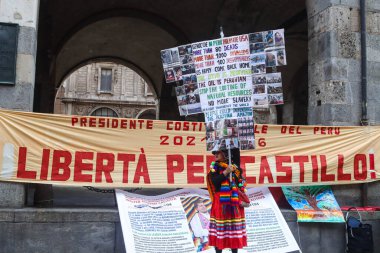 Milan (İtalya), 10 / 19 / 2025 - Peru halkının 19 Ekim 2025 Pazar günü öğleden sonra, eski Peru cumhurbaşkanı Pedro Castillo 'nun serbest bırakılması için Milano' nun merkezinde düzenlenen gösteri. (Edson de souza 2nci bölüm))     