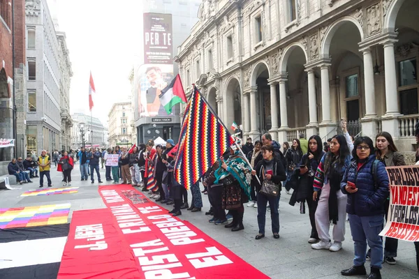 Milan (İtalya), 10 / 19 / 2025 - Peru halkının 19 Ekim 2025 Pazar günü öğleden sonra, eski Peru cumhurbaşkanı Pedro Castillo 'nun serbest bırakılması için Milano' nun merkezinde düzenlenen gösteri. (Edson de souza 2nci bölüm))     