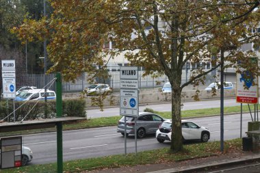 Milan (İtalya), 10 / 21 / 2025 - 21 Ekim 2025 günü öğleden sonra daha düşük sıcaklık ve insanlar daha şık giyinerek dışarı çıktılar. Edson De Souza / Newws2) 