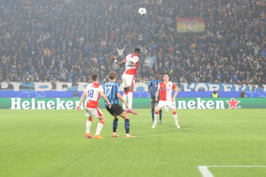 Bergamo (İtalya), 10 / 22 / 2025 - atalanta ve Slavia praha arasındaki maçta Charles de ketelaere ve jan boil, yeni denge arenasında şampiyonlar liginin 3. turu için geçerlidir. (Edson de souza 2nci bölüm))