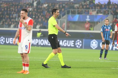 Bergamo (italy), 10 / 22 / 2025 - hakem joao goncalf (po), atalanta ve Slavia praha arasındaki maç sırasında, yeni denge arenasında şampiyonlar liginin 3. turu için geçerlidir. (Edson de souza 2nci bölüm))