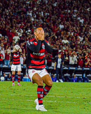 rio de janeiro (rj), 10 / 22 / 2025 - oyuncu Samuel Lino flamengo ve yarış arasındaki maçta bir gol kaçırdıktan sonra, Maracana Stadyumu 'nda düzenlenen libertadores 2025 yarı final için geçerlidir. (Gabby costa\ the newws2)