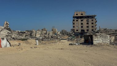 Gazze 'de savaş ağırlığı altında günlük yaşam, Gazze, Gazze, Gazze, 22 Ekim 2025: Gazze' deki Filistinliler binaların yıkımına ve zor koşullara rağmen günlük yaşamlarını sürdürmeye çalışırken görülüyor (hashem zimmo / the enews2)