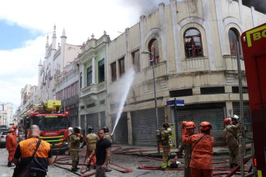 Rio de Janeiro (rj), Brezilya 10 / 22 / 2025 - Rio de Janeiro 'nun orta kesimindeki gabinete portugues de Leitura' nın hemen yanındaki Rua Luis de Camoes 'un 16 numarasında bir yangın yüzyıllık bir mülkü vurdu.