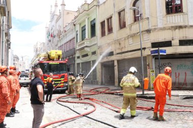 Rio de Janeiro (rj), Brezilya 10 / 22 / 2025 - Rio de Janeiro 'nun orta kesimindeki gabinete portugues de Leitura' nın hemen yanındaki Rua Luis de Camoes 'un 16 numarasında bir yangın yüzyıllık bir mülkü vurdu.