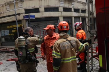 Rio de Janeiro (rj), Brezilya 10 / 22 / 2025 - Rio de Janeiro 'nun orta kesimindeki gabinete portugues de Leitura' nın hemen yanındaki Rua Luis de Camoes 'un 16 numarasında bir yangın yüzyıllık bir mülkü vurdu.