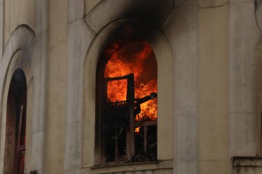 Rio de Janeiro (rj), Brezilya 10 / 22 / 2025 - Rio de Janeiro 'nun orta kesimindeki gabinete portugues de Leitura' nın hemen yanındaki Rua Luis de Camoes 'un 16 numarasında bir yangın yüzyıllık bir mülkü vurdu.